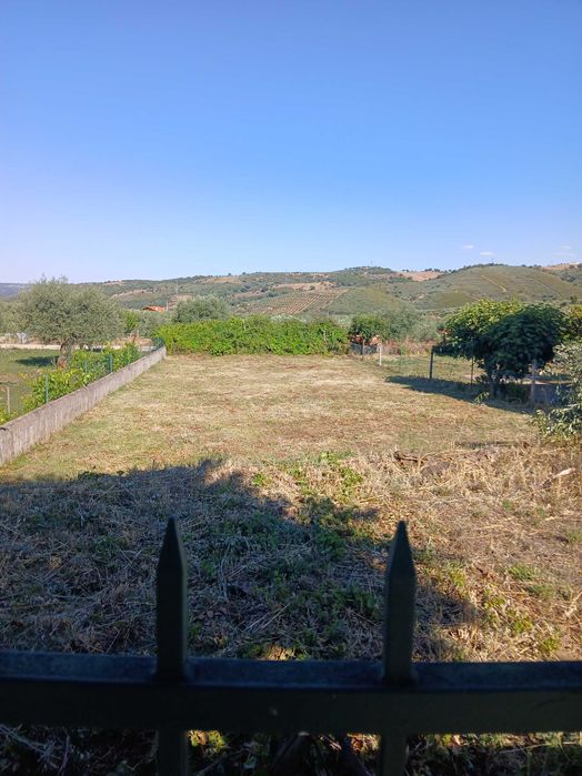 Vende terreno aprovado para construção de uma moradia em Chacim-Macedo