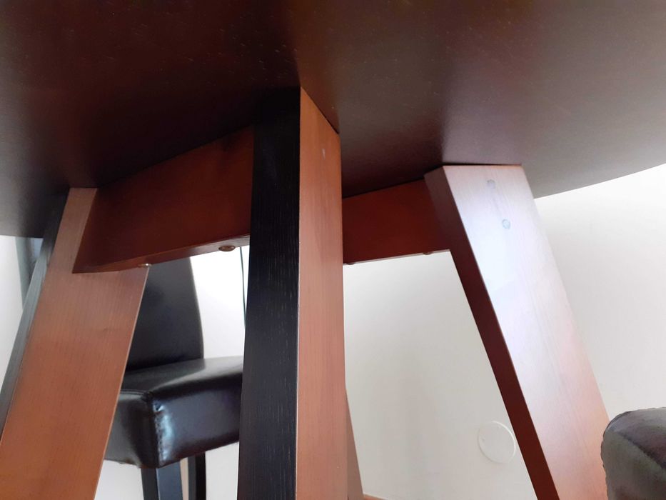 Mesa de apoio em madeira maciça + cadeiras