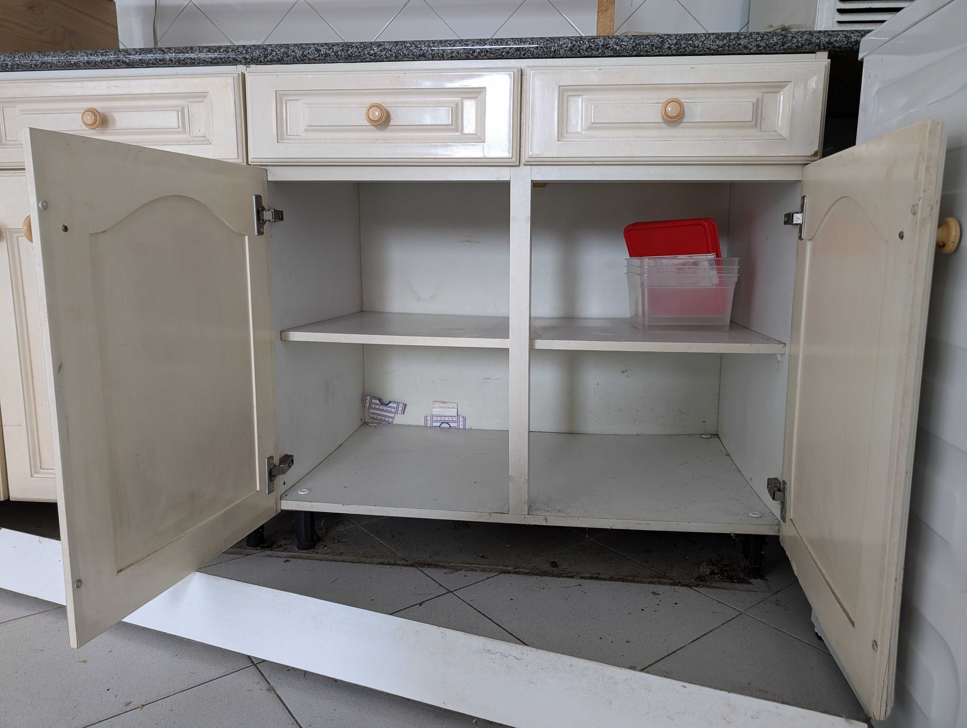 Cozinha antiga com bancada em granito