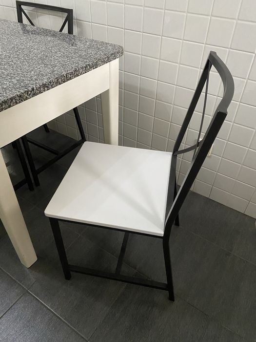 Mesa em mármore com cadeiras