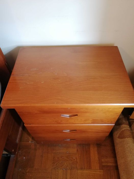 Par de Mesas de Cabeceira + Estrado 140 cm por 190 cm (estado novo)