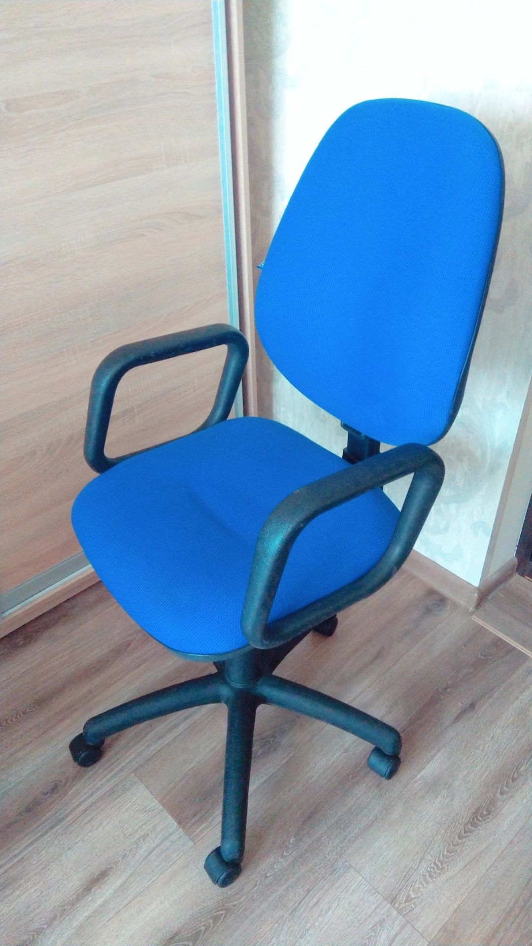 Офісне крісло / стілець / стул