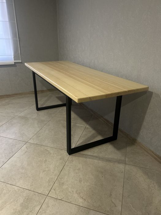 Стіл,деревʼяний,жилізні ніжки