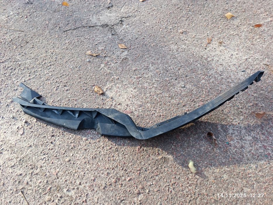 Підсилювач переднього бамперу (бумеранг) Skoda Octavia A5 рестайл 2011