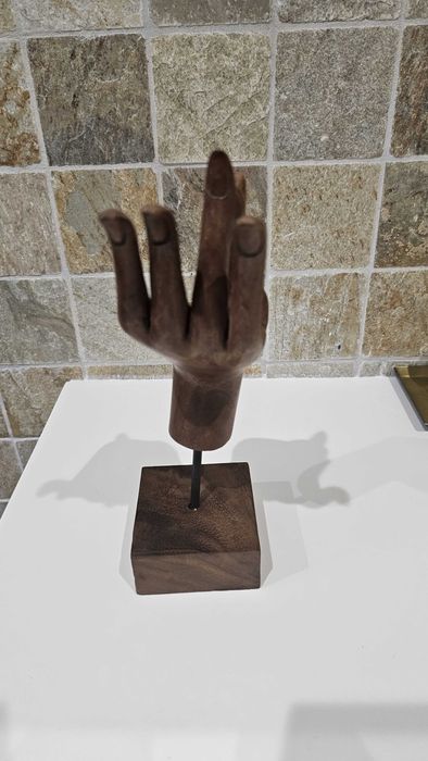 Mão suporte joias em madeira