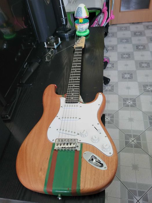 Gitara elektryczna ,składak na  bazie H,B.