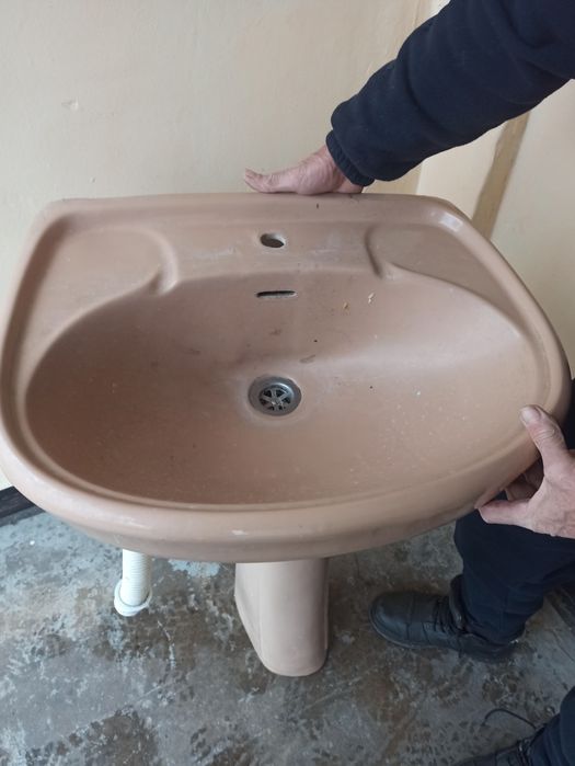 Умывальник с ножкой