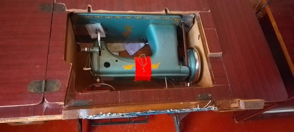 Швейна машинка , ножний привід . Китай .