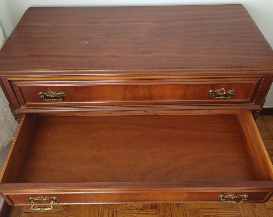 Cómoda de madeira maciça