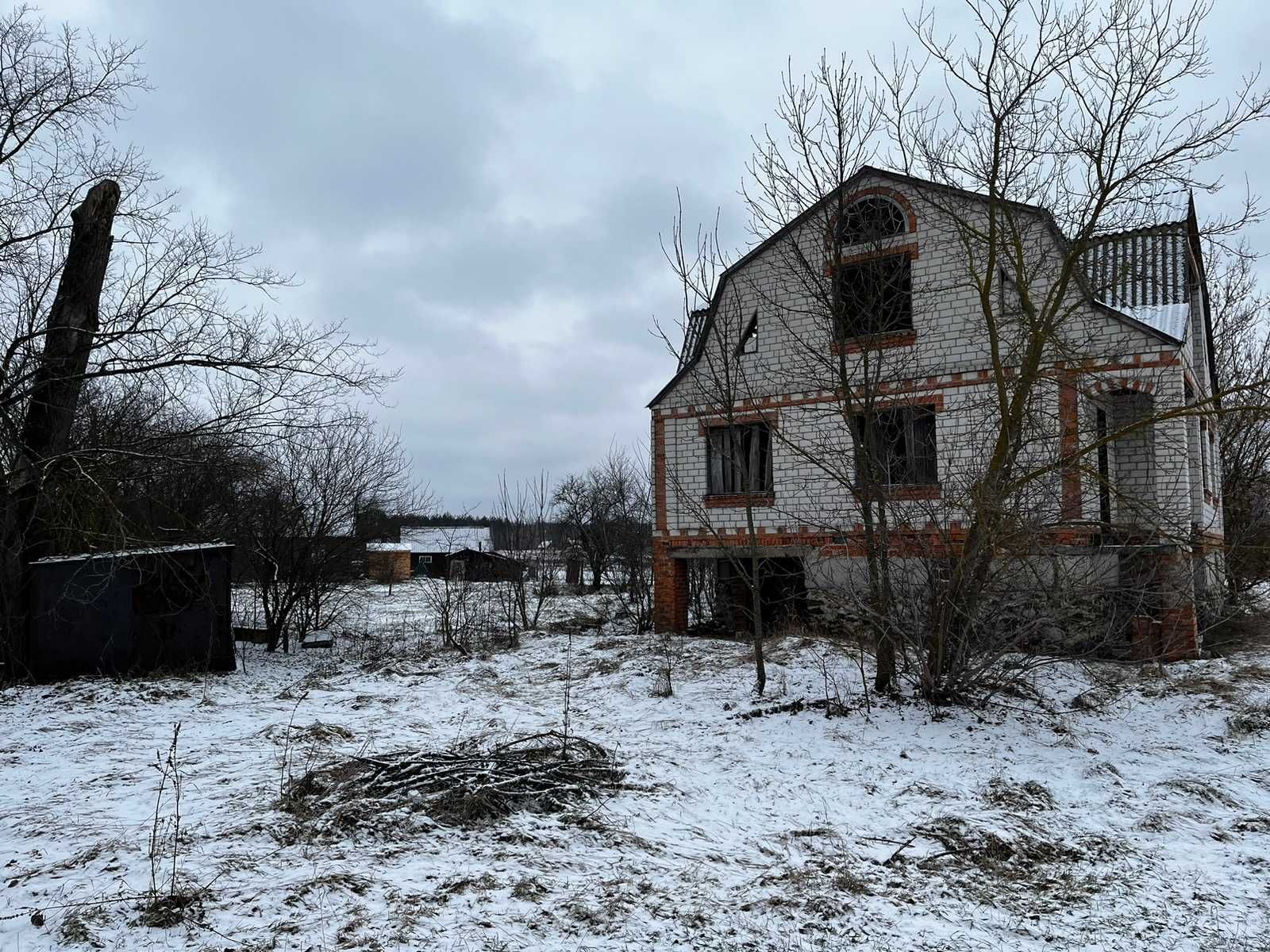 Незавершений будинок та земля у с. Годиха біля річки