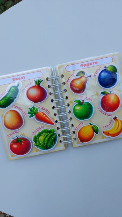 Розвиваюча книга на ліпучках Міні ґратко Тварини Овочі Фрукти Кольори