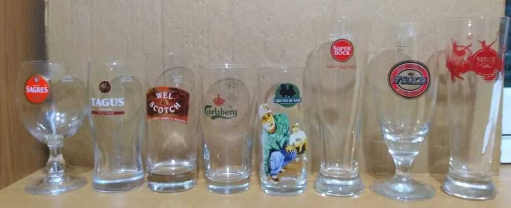 Copos de várias marcas de bebidas