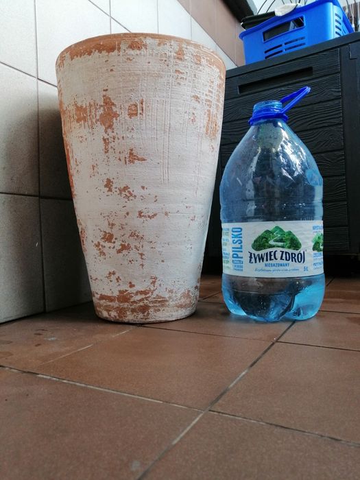 Ogromna doniczka gliniana.