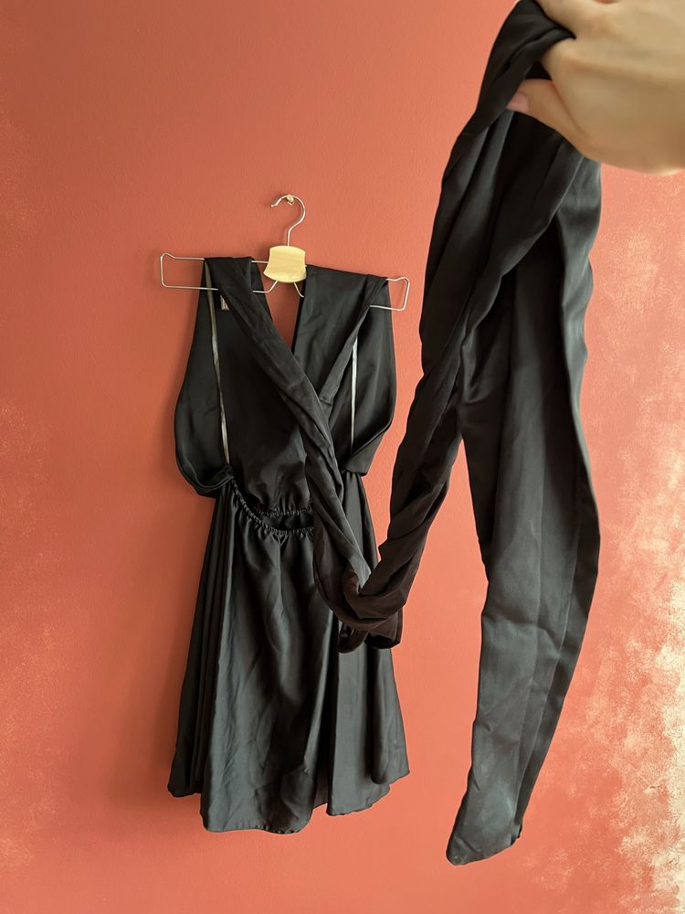 czarna sukienka satynowa szarfa wiązanie kokarda plecy Sugarfree