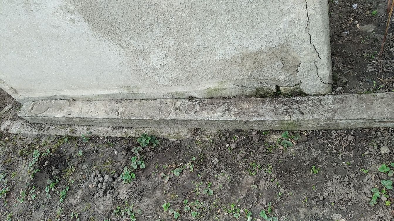 Залізо бетонні стовбури довжиною 4-ри метри 3-и шт. , товщиною 15*15 с
