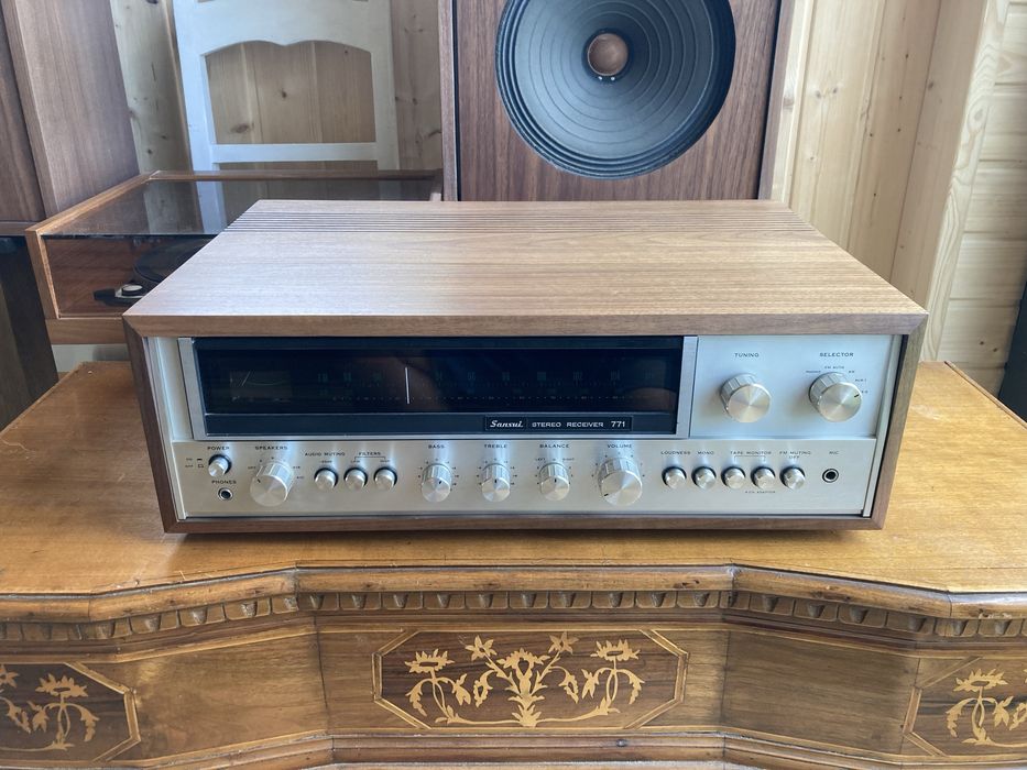 Ampliturer Sansui 771 w doskonałym stanie, dedykowana obudowa