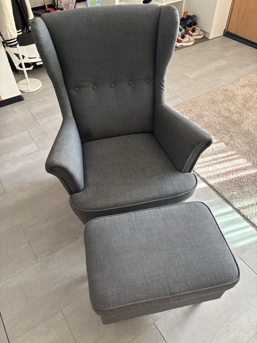 Poltrona e repousa-pés