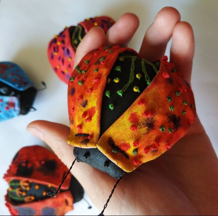 Текстильна фігурка божої корівки, декор для інтер'єру