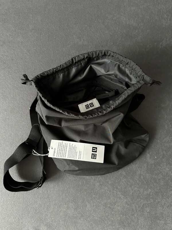 Uniqlo Mini Drawstring Bag / Black / Torebka na ramię sznurowana /