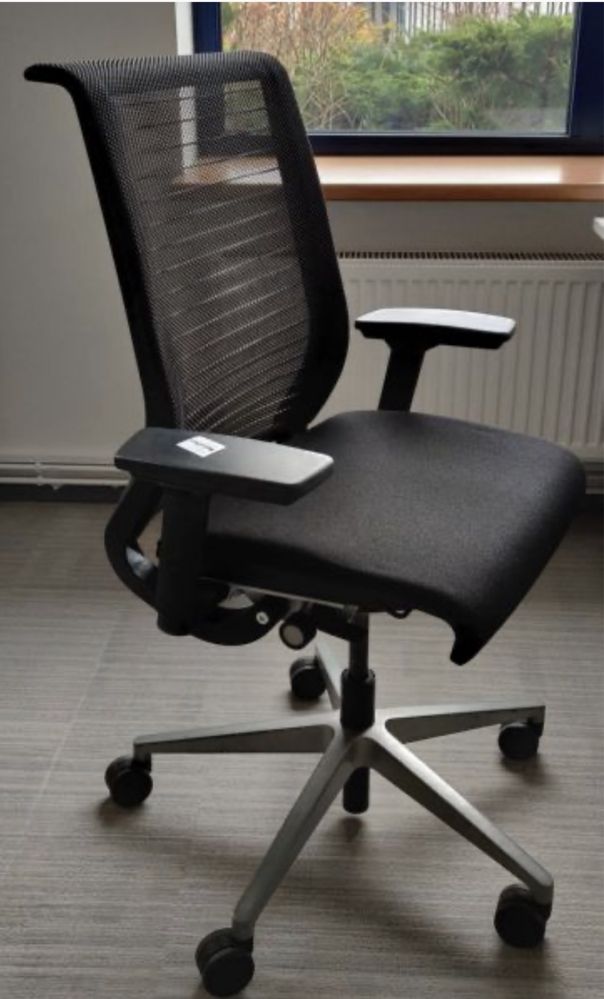 Krzeslo ergonimiczne biurowe Steelcase Think