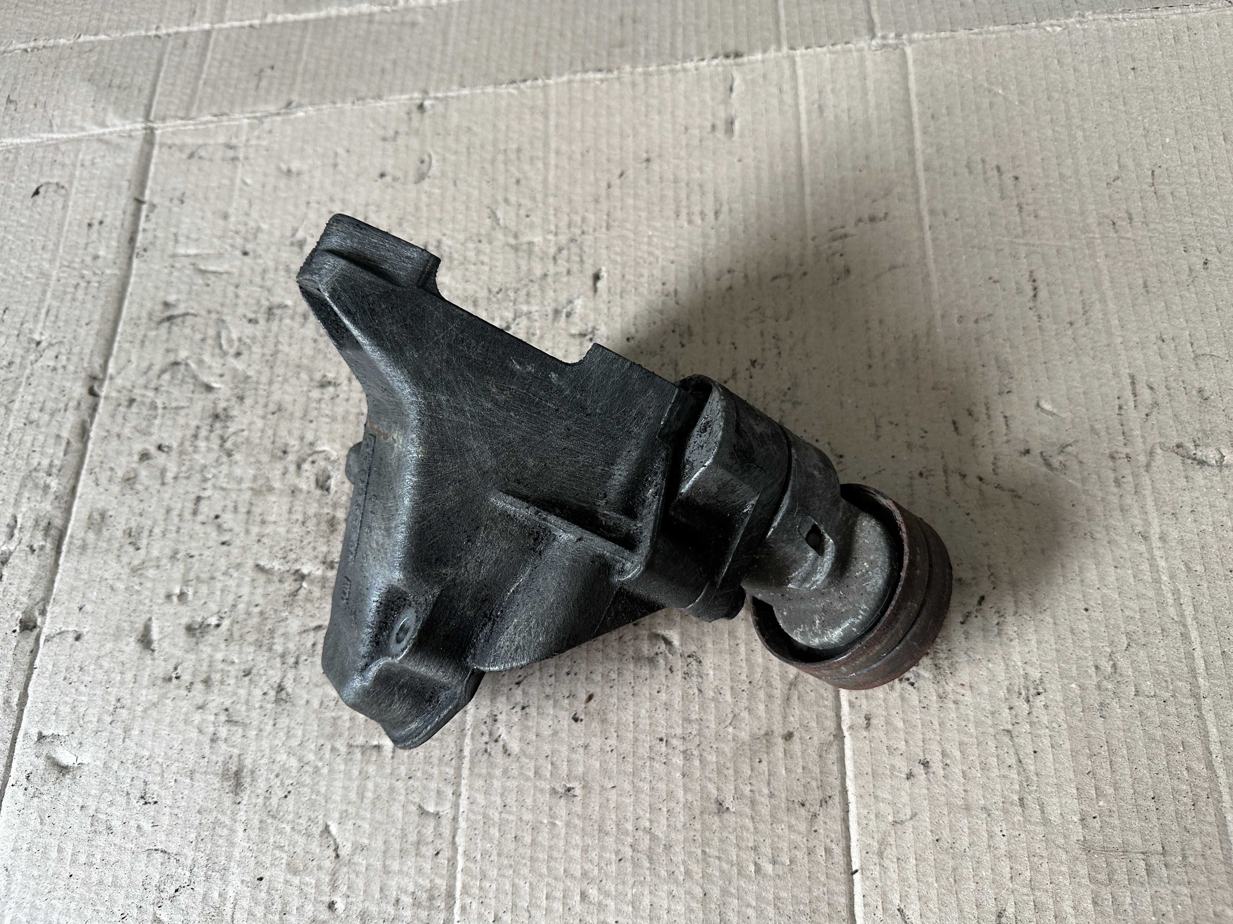 Кронштейн гідропідсилювача Opel Vectra B 90529613