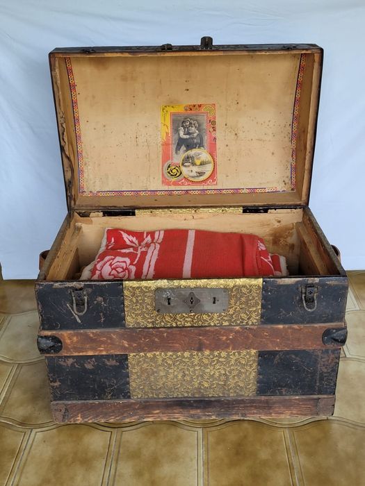 Antigo Baú com cúpula de carvalho e metal - Anos 30