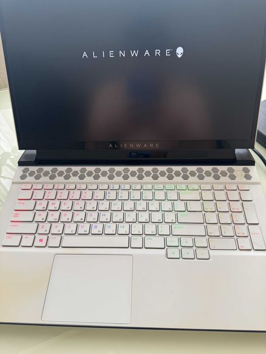 DELL Alienware M17 R2 Intel i7-9750H, RTX 2060, DDR4-16GB, SSD 480 GB