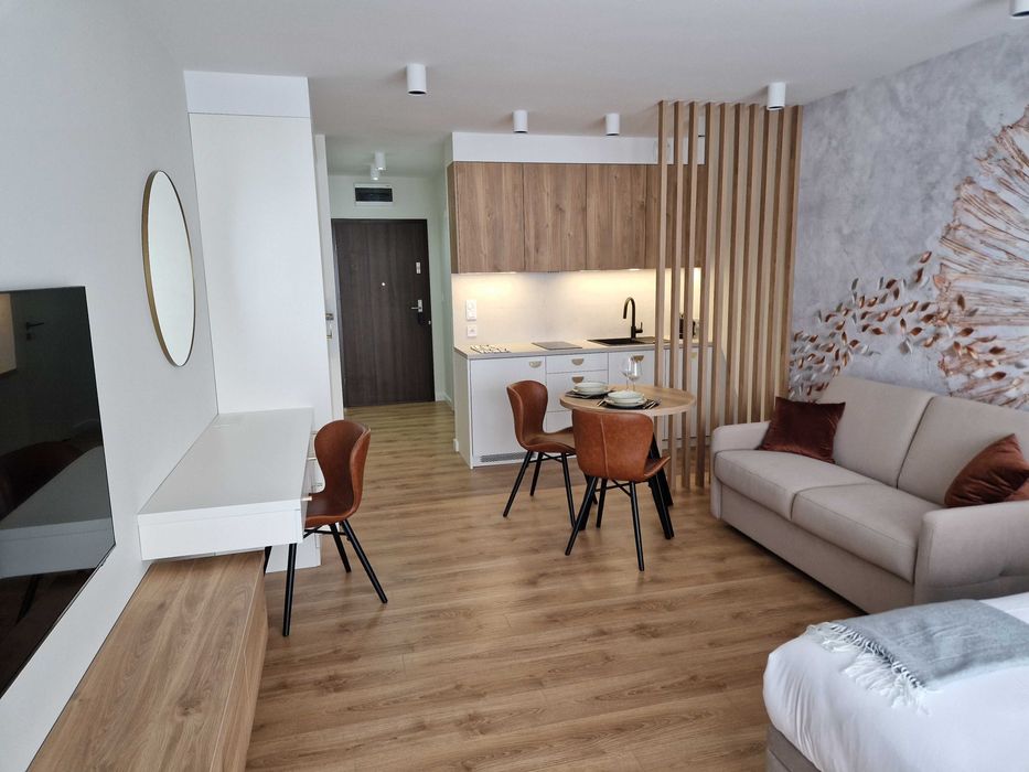 Apartament z bezpłatnym parkingiem i ogródkiem