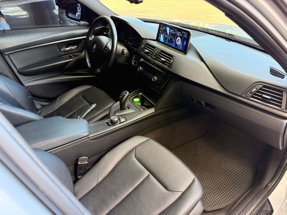Жива BMW 320i у стильному M-пакеті. Їде, як куля, виглядає — як мрія.