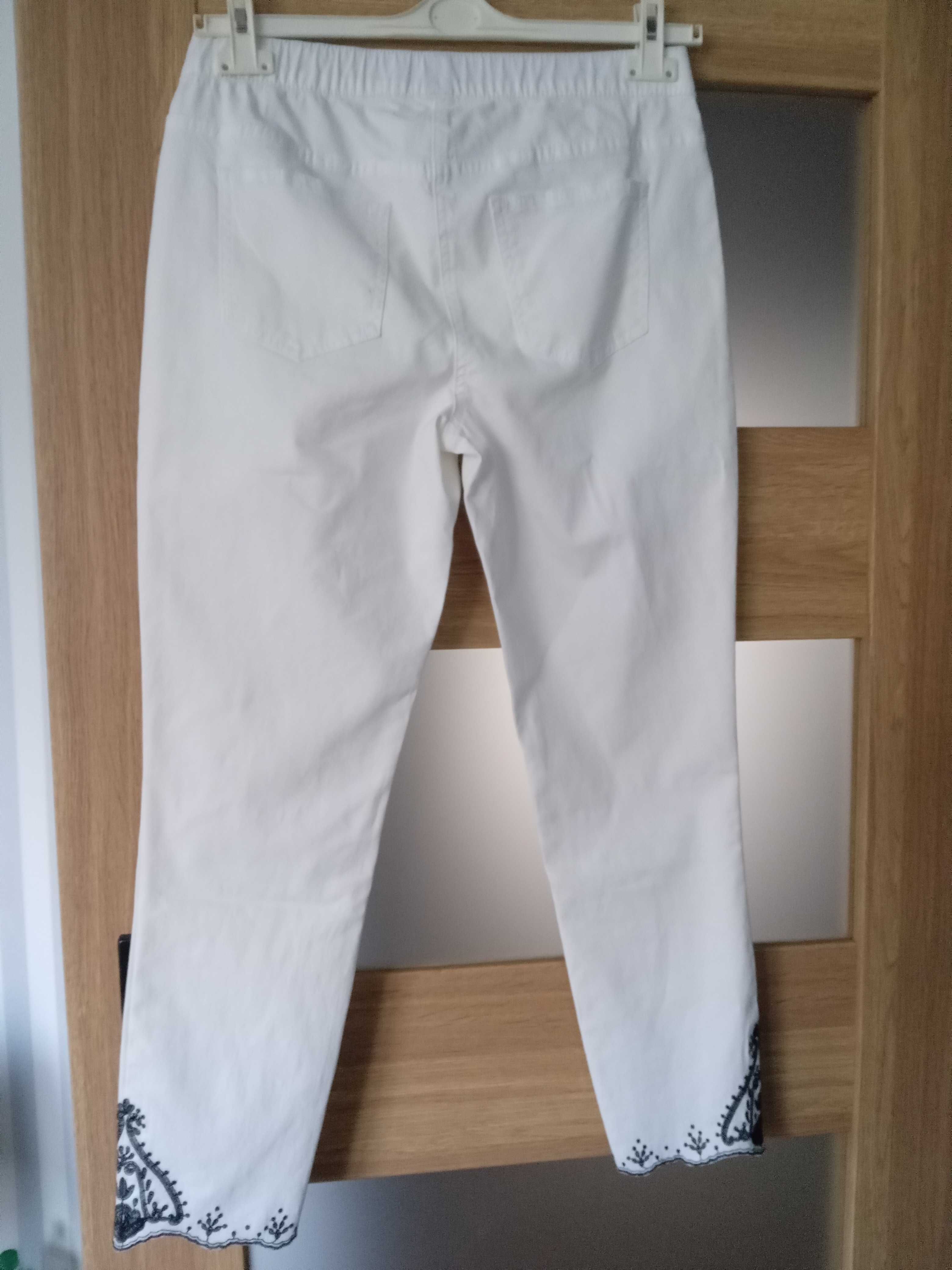 Jeansowe spodnie białe z haftem