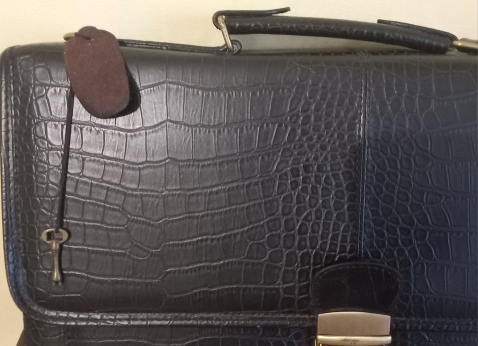 Продам кожаный портфель.