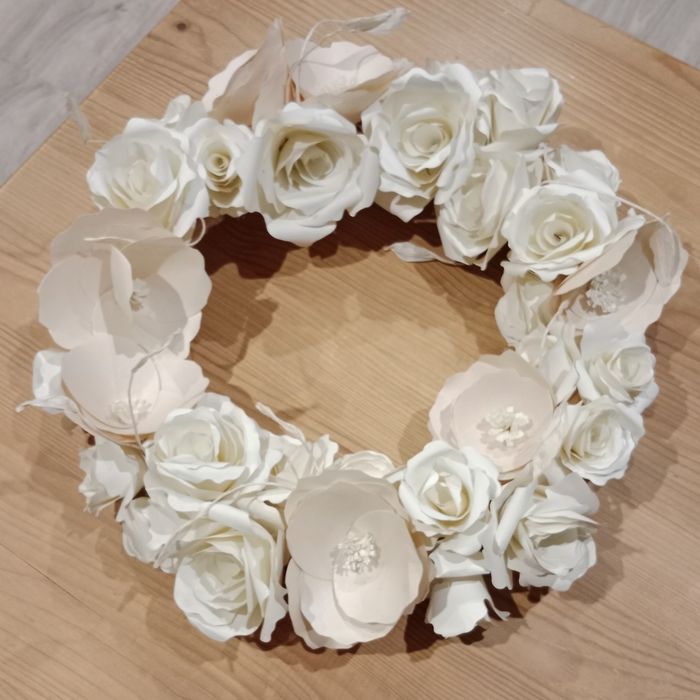 Wianek z papierowych kwiatów.