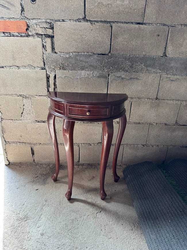 Movel de entrada castanho com uma gaveta
