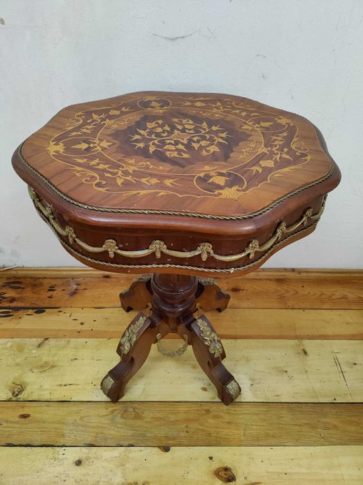 Stylowy stolik intarsjowany, markieteria, okucia brązowe, 75x60 cm