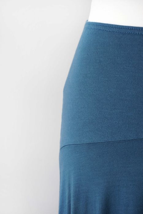 Dopasowana spódnica letnia midi wiskoza do kolana niebieska