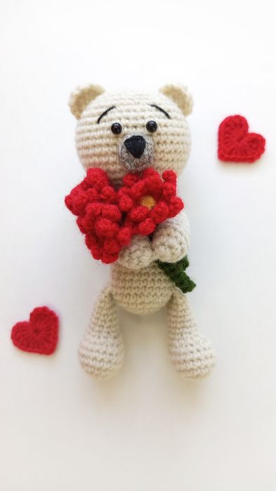 Ведмедик з квітами. Іграшка амігурумі. Сувенір/подарунок