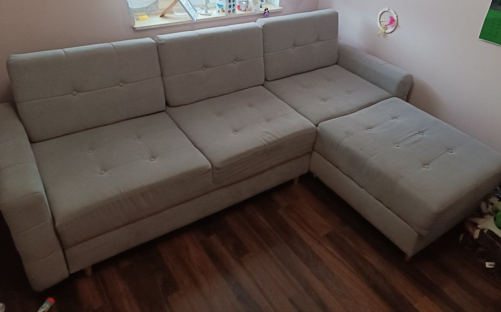 Szary narożnik z funkcją spania