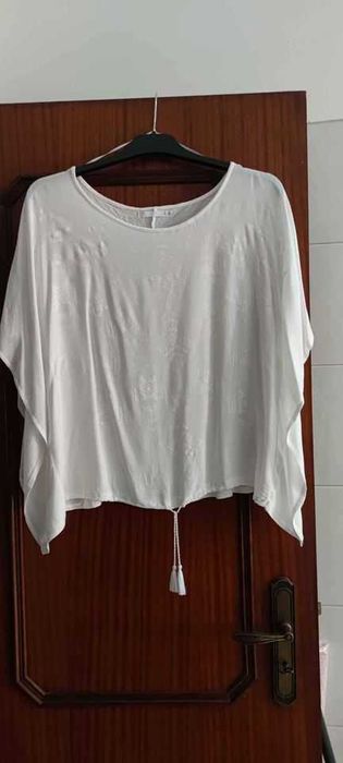 Blusa branca (tecido tipo linho) Tamanho único com 57 de cava 10€