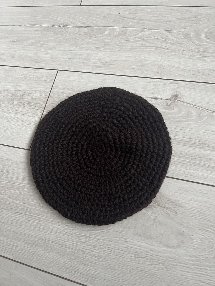 Ciemno brązowy beret robiony na drutach