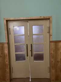 Drzwi drewniane wahadłowe