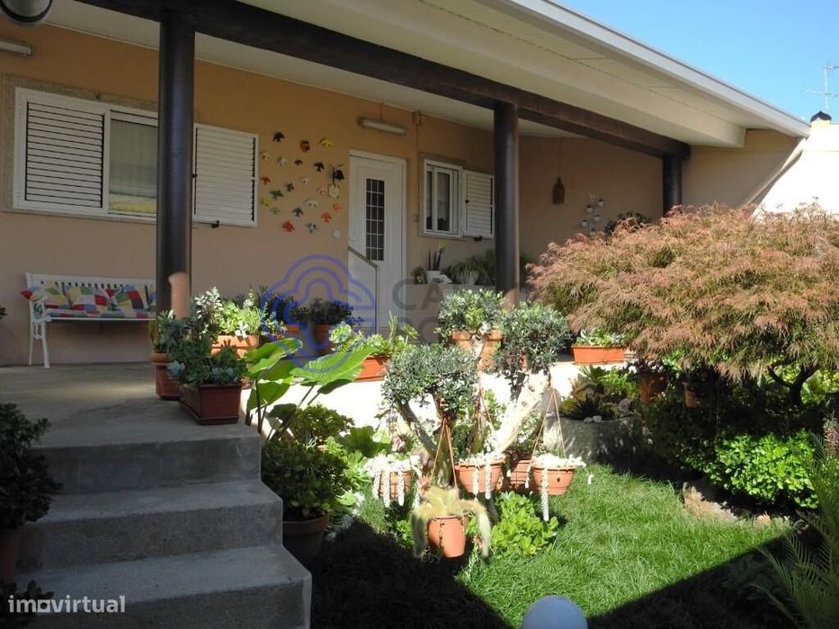 Casa Térrea T2 com Jardim e Acesso por duas Ruas — Valbom, Gondomar
