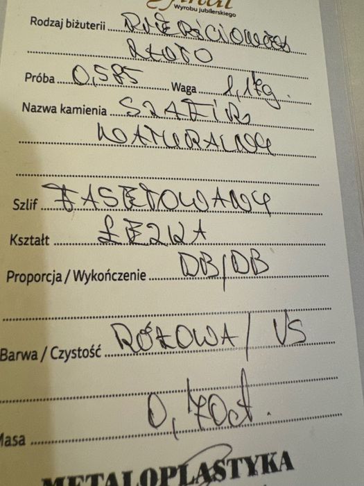 Złoty pierścionek z szafirem