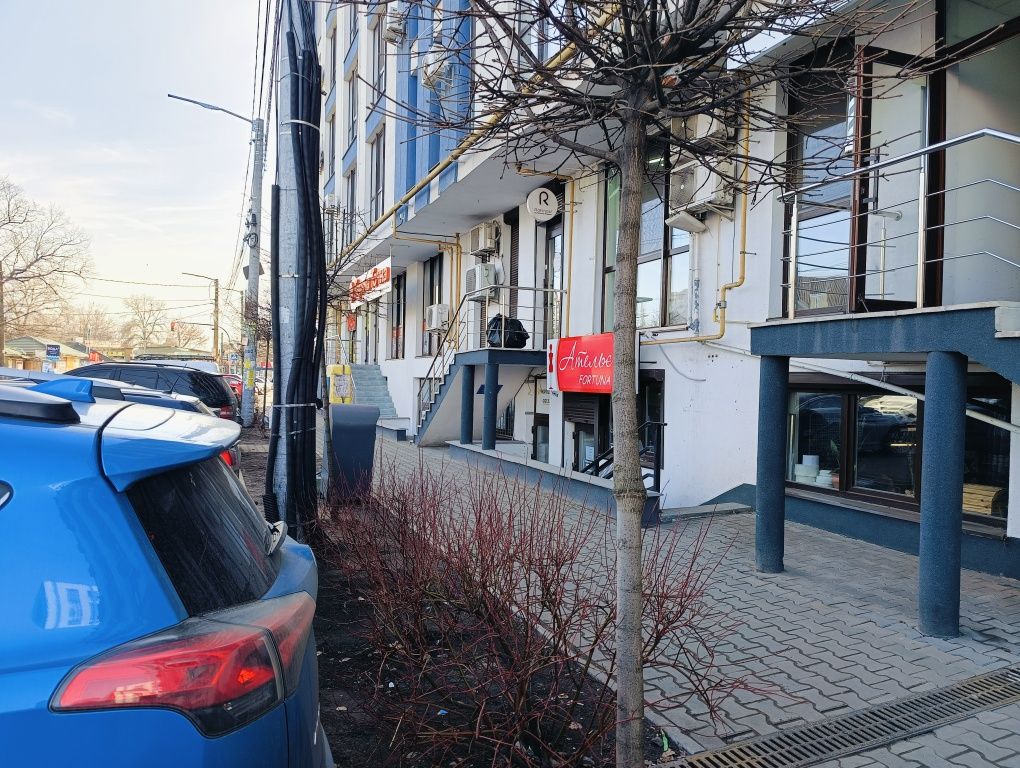 Салон-Магазин-Услуги(75м.кв) метро Славутич, ул.Центральная 21