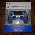 Comando PS4 azul brilhante