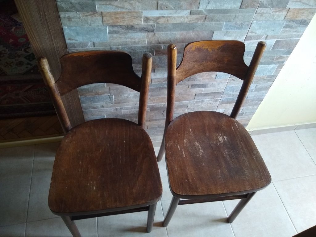 Stare krzesła z fabryki mebli Radomsko
