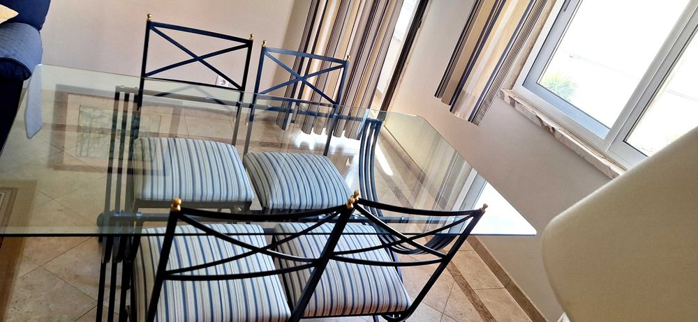 Black friday de cadeiras e mesa e um sistema de home video da sony