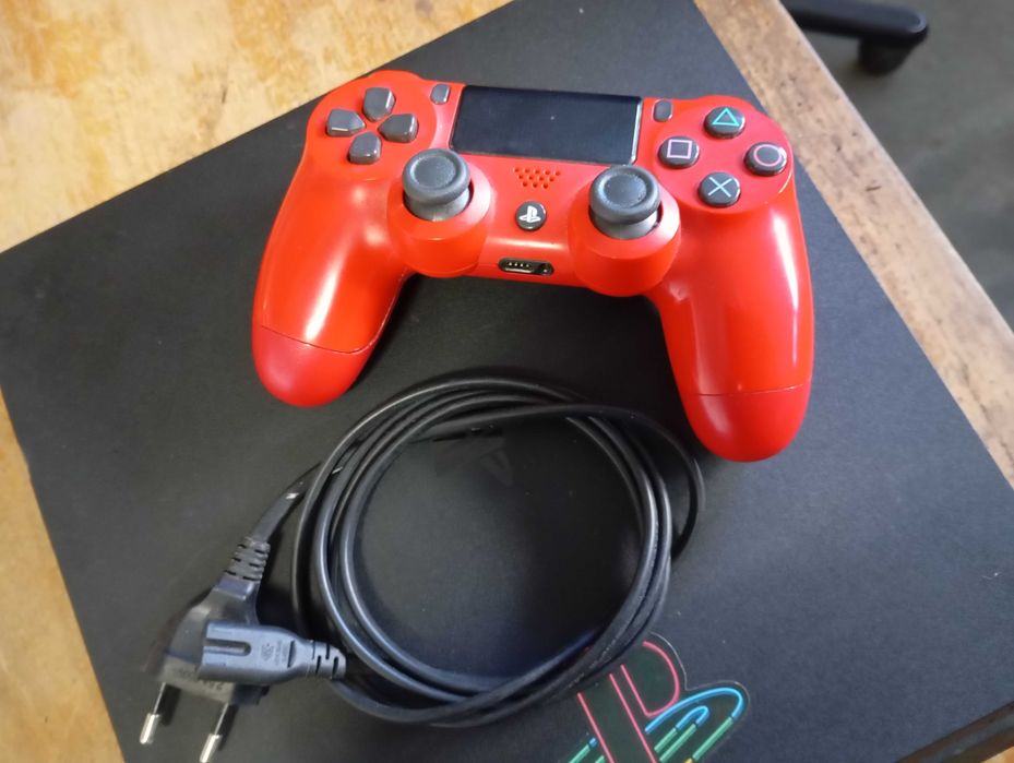 ps4 com comando vermelho
