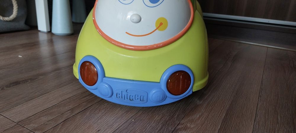 Jeździk pchacz chicco autko
