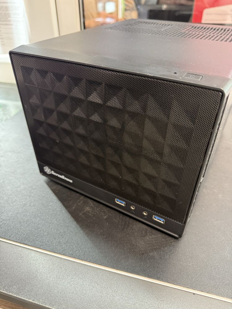 Komputer stacjonarny SilverStone, i5, 16GB, 256SSD, RX 570, bdb stan