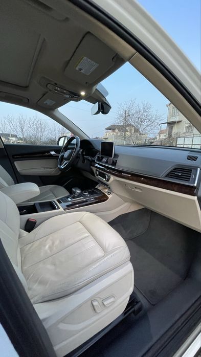Audi Q5 2018 бензин 2.0 Premium Plus